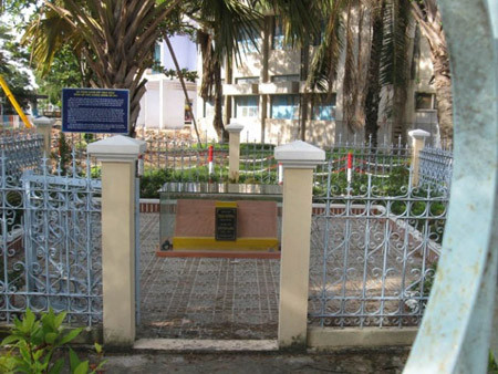 Do ảnh hưởng bởi nhiều nhánh cây phía trên, ánh nắng không rọi hết vào đồng hồ nên xem giờ rõ nhất bằng đồng hồ đá là vào khoảng 8 - 9h sáng và 14 - 15h chiều. Ban đêm hoặc thời tiết xấu không thể xem giờ bằng chiếc đồng hồ độc đáo này được. Ảnh: Dân Việt.