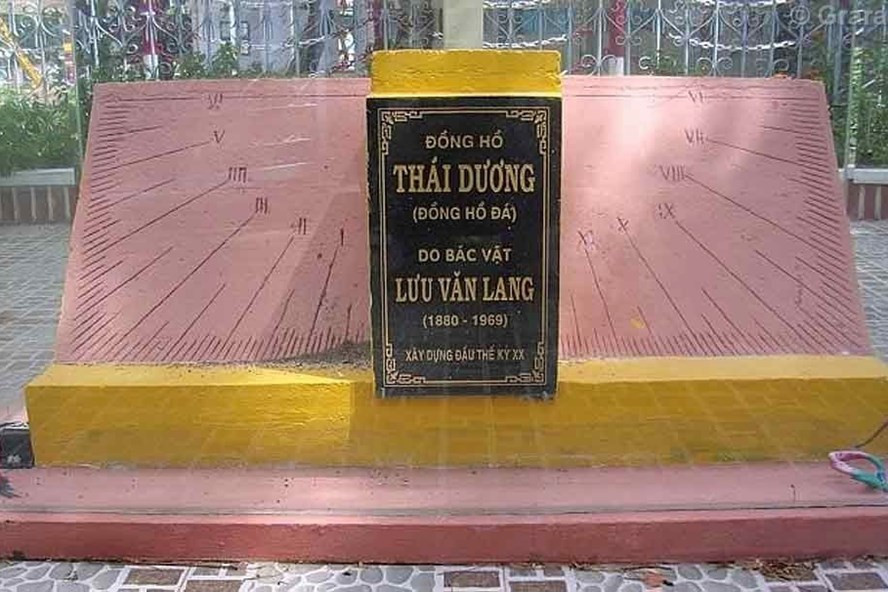 Cách xem giờ của đồng hồ Thái Dương dựa vào bóng nắng Mặt trời. Trên bề mặt có 3 phần: phần giữa là khối hình chữ nhật nhô ra phía trước, hai khối hình vuông cân đối hai bên được ốp bằng gạch tàu, hướng về phía Đông, có vạch số La Mã từ I - XII để chỉ giờ. Ảnh: Lao động.