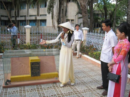 Vào buổi sáng, khi mặt trời vừa ló dạng, ánh sáng chiếu thẳng vào mặt trước đồng hồ đá sẽ chia ra hai mảng sáng, tối rõ rệt. Lằn ranh giới giữa hai mảng sáng - tối chính là kim chỉ giờ của đồng hồ nằm. Độ sai lệch của đồng hồ đá do kỹ sư Lưu Văn Lang xây so với đồng hồ thông thường hiện nay chỉ từ 5 - 7 phút. Ảnh: Dân Việt.