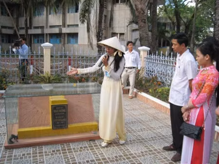 Vào buổi sáng, khi mặt trời vừa ló dạng, ánh sáng chiếu thẳng vào mặt trước đồng hồ đá sẽ chia ra hai mảng sáng, tối rõ rệt. Lằn ranh giới giữa hai mảng sáng - tối chính là kim chỉ giờ của đồng hồ nằm. Độ sai lệch của đồng hồ đá do kỹ sư Lưu Văn Lang xây so với đồng hồ thông thường hiện nay chỉ từ 5 - 7 phút. Ảnh: Dân Việt.