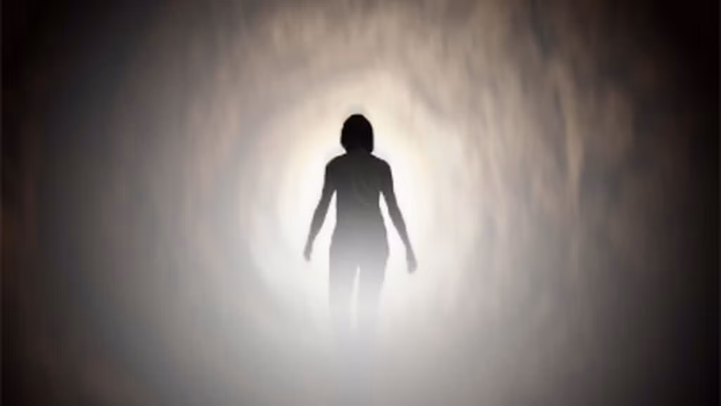 Bên cạnh hiện tượng đầu thai chuyển kiếp, một số người cho rằng sau khi qua đời, linh hồn sẽ đến thiên đường hay địa ngục.