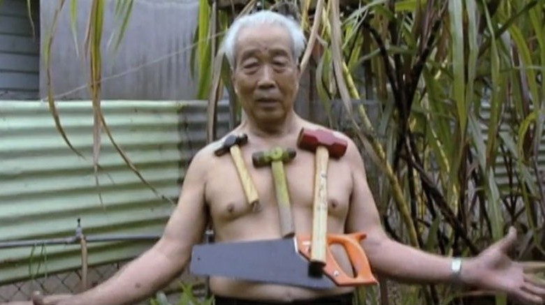 Hút các vật thể kim loại là khả năng đặc biệt của Liew Thow Lin ở Malaysia. Chính bởi siêu năng lực này, ông được gọi là "Người Nam Châm".