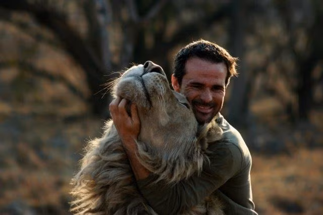 Richardson được mệnh danh là "Người trò chuyện cùng sư tử" khi có thể thoải mái bước vào giữa bầy sư tử và chơi đùa với chúng. Ông hiểu rõ về loài động vật này và học được một số tiếng kêu của chúng.