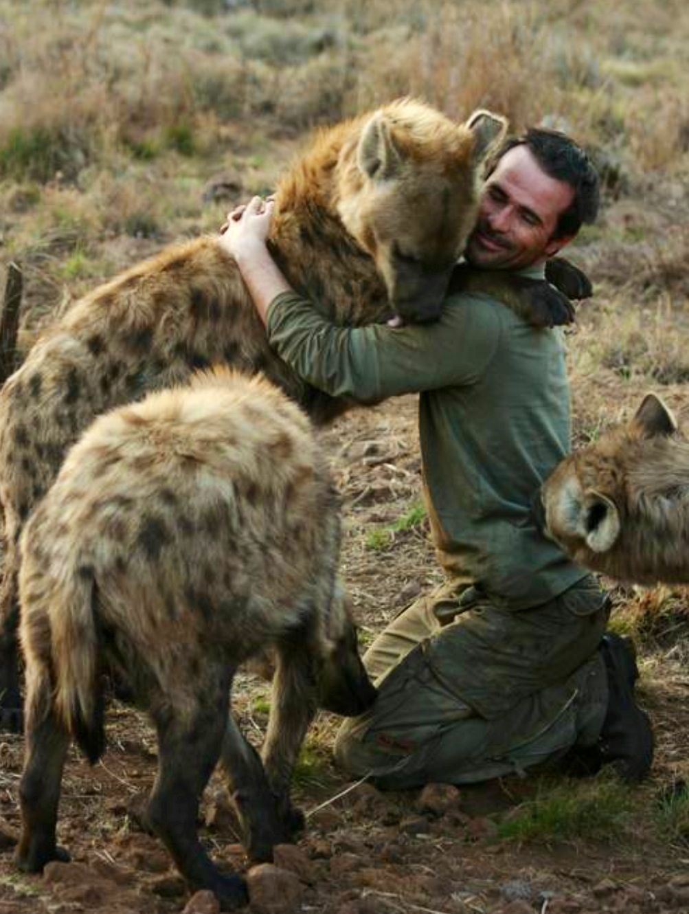 Ông làm nhiều phim tài liệu để tuyên truyền bảo vệ các loài vật và chứng minh cho cả thế giới thấy rằng động vật cũng biết yêu thương và kết bạn.