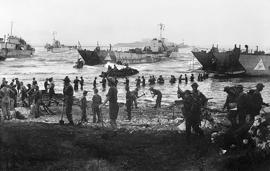 Để trùm mafia này hợp tác, Hải quân Mỹ đưa ra một thỏa thuận là sẽ giảm án cho y nếu cung cấp thông tin và hỗ trợ hoạt động của giới chức Washington trong Chiến dịch Thế giới ngầm (Operation Underworld). Vì vậy, Luciano đồng ý.