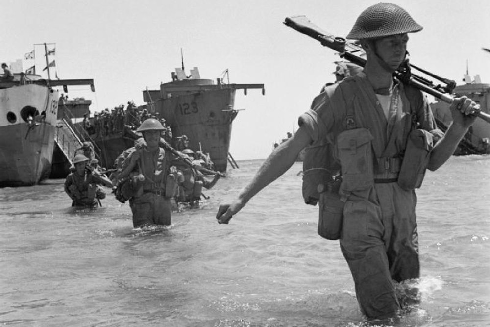 Mỹ từng lo ngại các công dân Mỹ gốc Nhật, Italy hoặc Đức có thể ủng hộ phe Trục trong Chiến tranh thế giới 2. Những người này được cho tiềm ẩn nguy cơ đe dọa an ninh quốc gia của xứ sở cờ hoa.