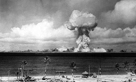 Hậu quả là hàng trăm ngàn người dân Nhật Bản thiệt mạng và nhiều khu vực ở Hiroshima và Nagashaki gần như bị san phẳng do tác động của vụ nổ bom nguyên tử.