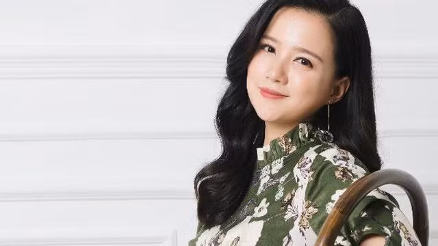 Minh Trang sớm bước chân vào làng truyền hình với vai trò MC của các chương trình: Tuổi đời mênh mông, Tạp chí MTV.