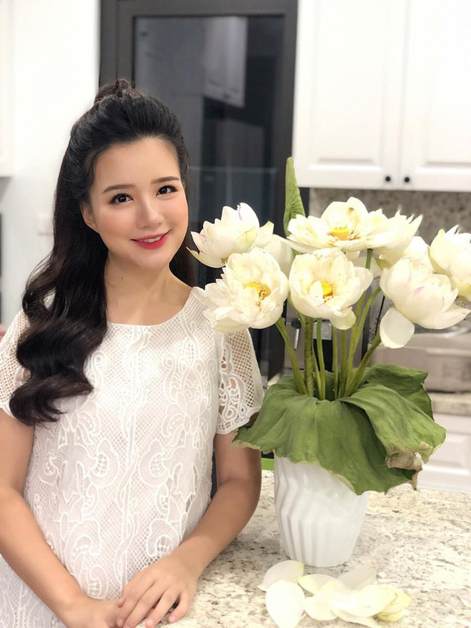 Năm 2019, ở tuổi 32, Minh Trang tiếp tục mang bầu lần 4. Mặc dù trải qua nhiều lần sinh nở nhưng nữ MC vẫn giữ được thần thái rạng ngời và nụ cười ngọt ngào.