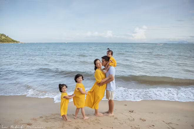 Không "chạy đua" showbiz cũng không lấp lánh đồ hiệu, gia đình đông đúc của MC Minh Trang vẫn luôn ngập tràn niềm vui và hạnh phúc.