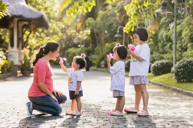 Trở thành bà mẹ 4 con, Minh Trang cũng được xem là MC đông con nhất nhì VTV. Cô quan niệm con cái là "món quà" nên dù có vất vả vì đông con, nữ MC vẫn cảm thấy hạnh phúc.