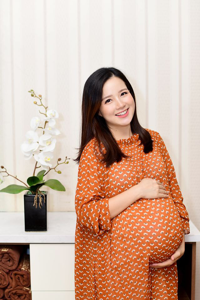 Biết tin Minh Trang mang thai lần 4, nhiều sao Việt trầm trồ khen ngợi sự dũng cảm của cô. Trong khi đó, một số khán giả lại chê bai phong cách thời trang có phần xuề xòa và nhan sắc "xuống dốc" khác xa với trên TV của Minh Trang.