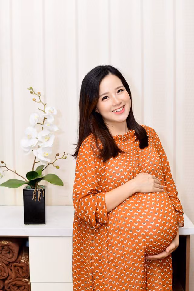 Biết tin Minh Trang mang thai lần 4, nhiều sao Việt trầm trồ khen ngợi sự dũng cảm của cô. Trong khi đó, một số khán giả lại chê bai phong cách thời trang có phần xuề xòa và nhan sắc "xuống dốc" khác xa với trên TV của Minh Trang.