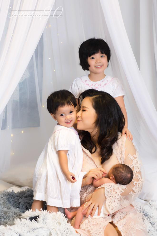 Phủ nhận việc mình là "bà mẹ siêu nhân", Minh Trang cũng thẳng thắn đáp trả rằng trên TV cô là 1 MC nên việc chỉn chu, rạng rỡ hơn so với việc làm 1 bà bầu, làm mẹ của 3 đứa con là chuyện đương nhiên.