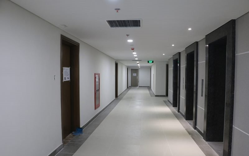 8. Cửa chính đối diện cầu thang hoặc thang máy Mở cửa ra đối diện có cầu thang hoặc thang máy đều dễ bị lọt tài, hao tài tốn của. Nếu đi lên cầu thang mà nhìn thấy cửa chính trước mặt thì sẽ xuất hiện tà khí rất lớn, ảnh hưởng đến gia vận.