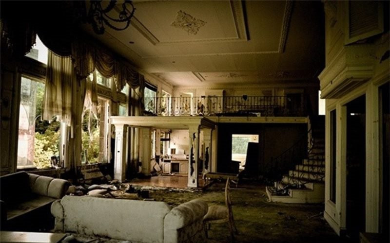 7. Trong nhà lộn xộn u ám Các vật dụng trong nhà cần phải giữ sạch sẽ, gọn gàng, tránh chồng chất cao, dồn ép. Nếu nhà không đủ ánh sáng, tốt nhất nên lắp đèn hoặc là các thiết bị chiếu sáng khác để bổ sung ánh sáng cho phòng nhằm tích tụ tài vận cách tốt nhất.