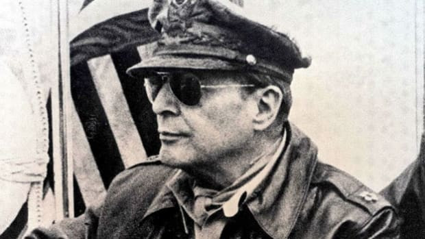 Cụ thể, vào ngày 15/9/1950, Mỹ thực hiện cuộc đổ bộ lên Incheon. Khi ấy, tướng Douglas MacArthur nổi tiếng của Mỹ tại mặt trận Thái Bình Dương trong Thế chiến 2 được giao nhiệm vụ Tổng chỉ huy quân đội Mỹ và Liên Hợp Quốc trong chiến tranh Triều Tiên.