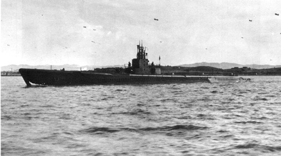 Cuộc tuần tra đầu tiên của USS Tullibee diễn ra vào ngày 19/7/1943. Khi ấy, con tàu có nhiệm vụ tìm kiếm và tiêu diệt các tàu chở hàng của Nhật Bản nhằm phá vỡ đường tiếp tế của hải quân nước này tại Truk Lagoon.