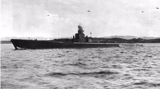 Cuộc tuần tra đầu tiên của USS Tullibee diễn ra vào ngày 19/7/1943. Khi ấy, con tàu có nhiệm vụ tìm kiếm và tiêu diệt các tàu chở hàng của Nhật Bản nhằm phá vỡ đường tiếp tế của hải quân nước này tại Truk Lagoon.