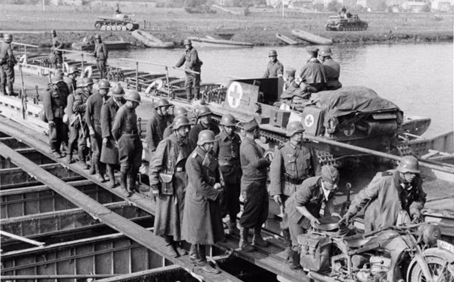 Pháp đánh bại Đức trong Chiến tranh thế giới 1 khiến nước này phải đặt bút ký vào hiệp ước Versailles và phải bồi thường chiến tranh. Thế nhưng, khi Thế chiến 2 nổ ra, Đức quốc xã tấn công xâm lược Pháp và nhanh chóng giành được thắng lợi.