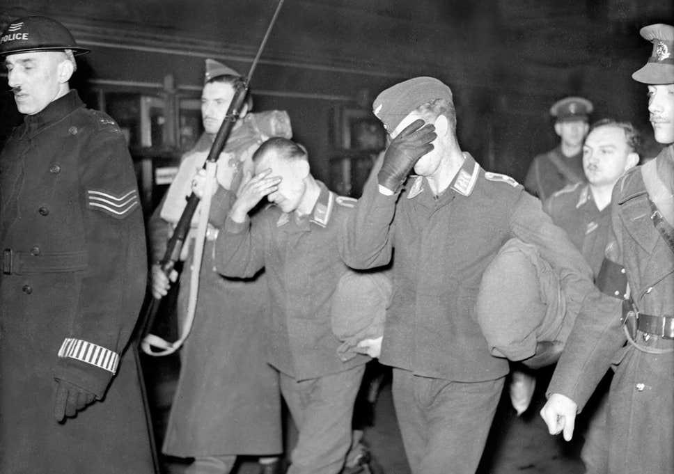 Sau khi hoàn thành khóa huấn luyện, OSS tìm cách đưa những tù binh người Đức làm gián điệp cho quân Đồng minh về nước an toàn để thực hiện nhiệm vụ.