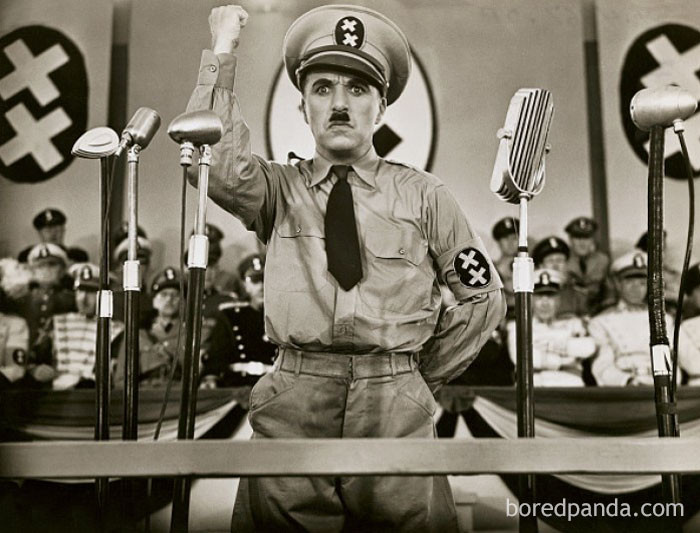 Charlie Chaplin và Adolf Hitler đều sinh năm 1889. Điều thú vị là Chaplin từng đóng bộ phim "The Great Dictator" (1940). Thông qua tác phẩm này, "vua hề" Sác lô đả kích chống lại Hitler và chế độ độc tài chuyên quyền, đồng thời thể hiện cái nhìn nhân văn sâu sắc về cuộc sống của người dân Do Thái.