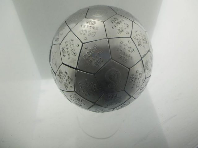 Vì vậy, tàu vũ trụ Luna 2 được Liên Xô trưng bày từ cuối năm 1959 - 1960. Con tàu này được các kỹ sư Liên Xô sơn mới phần thân trên và trang bị thêm cửa sổ quan sát ngay mũi tàu.