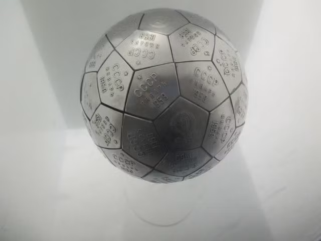 Vì vậy, tàu vũ trụ Luna 2 được Liên Xô trưng bày từ cuối năm 1959 - 1960. Con tàu này được các kỹ sư Liên Xô sơn mới phần thân trên và trang bị thêm cửa sổ quan sát ngay mũi tàu.