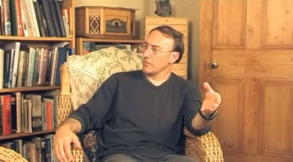 Vào năm 2011, dư luận xôn xao khi ủy viên thành phố Whitby, Anh là Simon Parkes khẳng định ông đã gặp gỡ và có quan hệ như vợ chồng với một người ngoài hành tinh trong khoảng 1 năm.