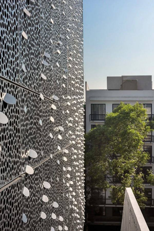 Doc dao toa nha mat tien bao phu lop thep uon luon-Hinh-4