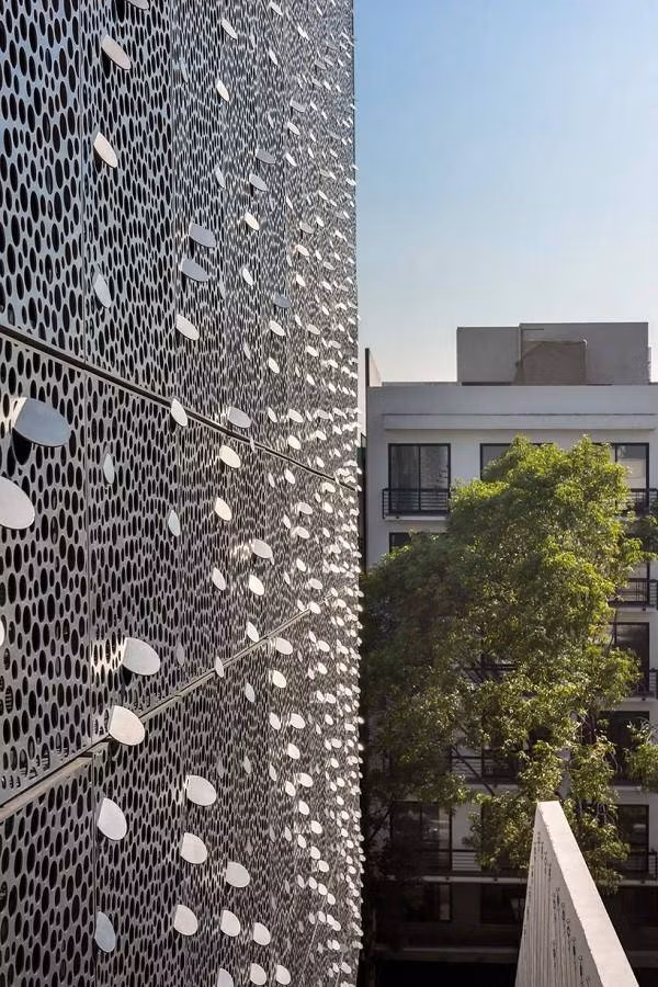 Doc dao toa nha mat tien bao phu lop thep uon luon-Hinh-4