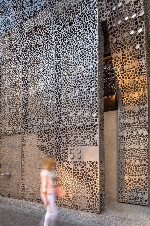 Doc dao toa nha mat tien bao phu lop thep uon luon-Hinh-3