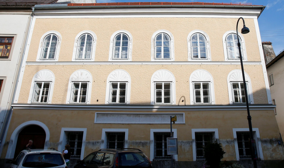 Đến năm 2011, chủ tòa nhà Gerlinde Pommer phản đối kế hoạch cải tạo tòa nhà để người dùng xe lăn dễ di chuyển. Bà Pommer cũng từ chối tất cả đề nghị mua lại hoặc cải tạo lại tòa nhà từ chính phủ Áo.