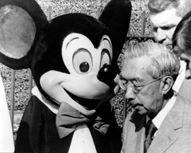 Chuột Mickey và Nhật Hoàng Hirohito.