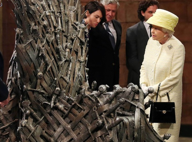 Nữ hoàng Elizabeth II có cái nhìn cận cảnh hơn về ngai vàng trên trường quay Game of Thrones.