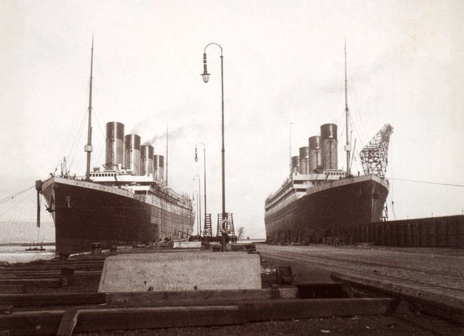 Hai con tàu Titanic và Olympic tại cảng Belfast năm 1912, một tháng trước khi Titanic gặp nạn.