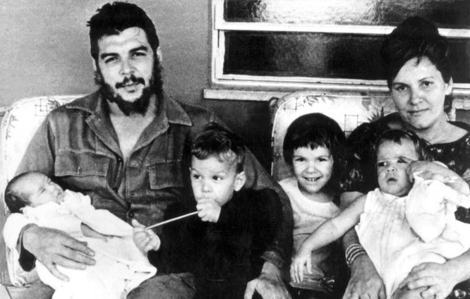 Nhà cách mạng Che Guevara cùng vợ Aleida March và 4 đứa con.
