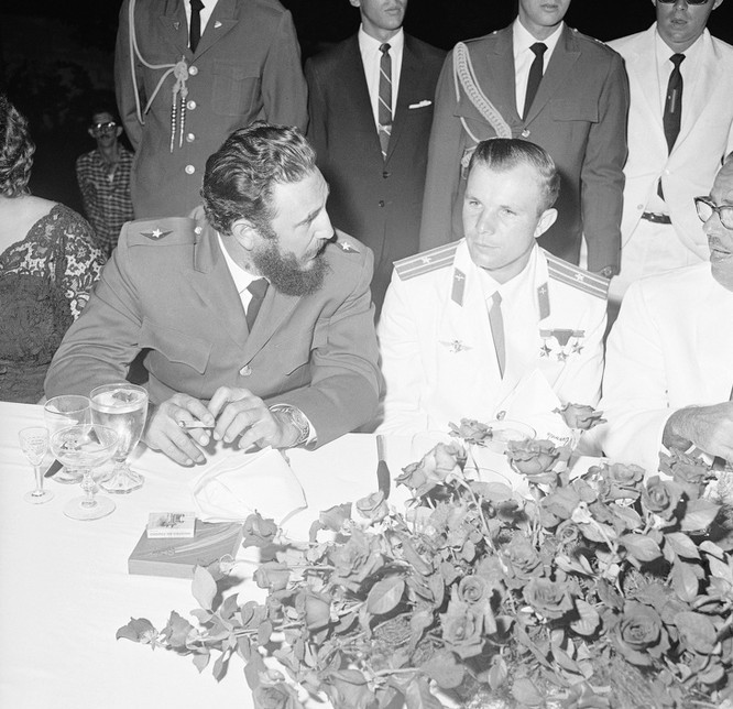 Nhà du hành vũ trụ Liên Xô Yuri Gagarin và Fidel Castro.