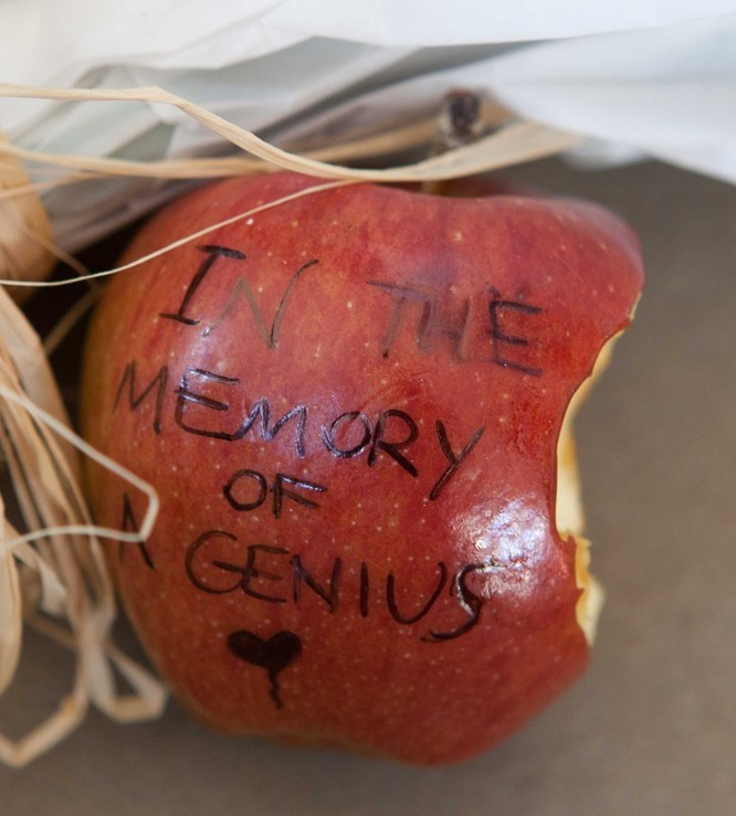 Một quả táo cắn dở để lại gần một cửa hàng Apple ở London vào ngày 6 tháng 10 năm 2011, một ngày sau khi Steve Jobs qua đời.