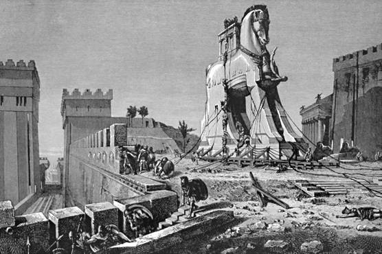 Quân lính thành Troy đã tin vào lời nói của người Hy Lạp nên mang con ngựa gỗ vào trong thành mà không hay biết bên trong có quân lính tinh nhuệ của kẻ địch.