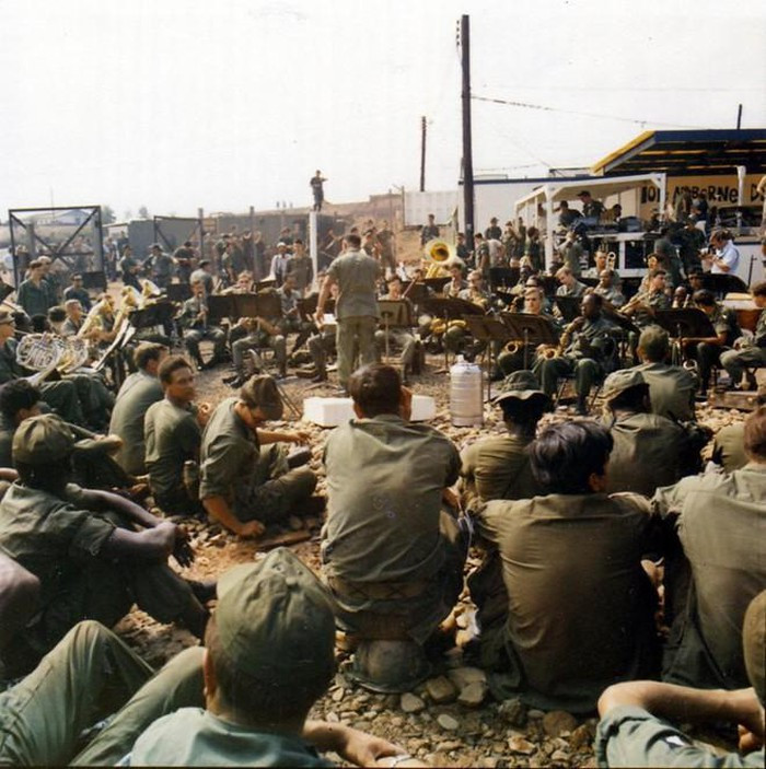 Ông Manzione kể rằng từng nghe một biệt kích hải quân ca ngợi "thần dược" này giúp người ta trở nên can đảm hơn cũng như duy trì trạng thái tỉnh táo. Mắt nhìn rõ hơn, tai trở nên thính hơn. Có những thời điểm, người lính có cảm giác bản thân là người bất khả xâm phạm.