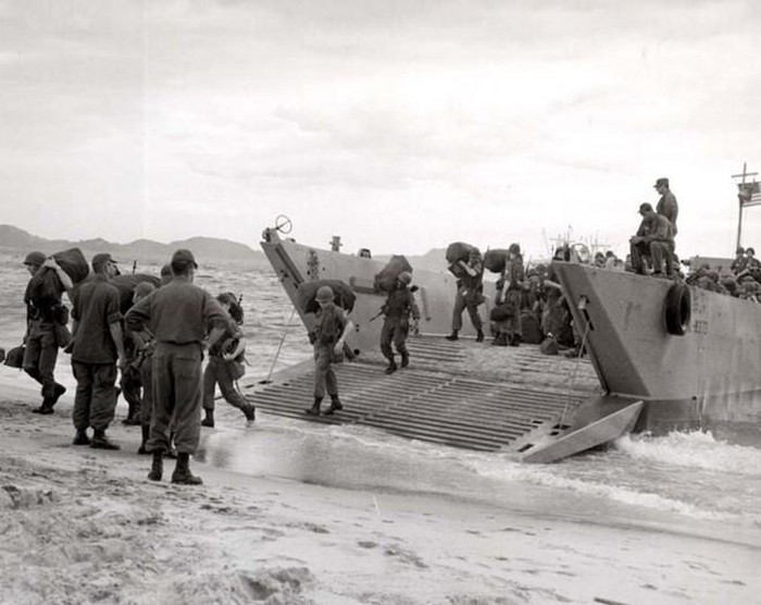 Ngoài ra, binh sĩ trong các đội biệt kích chuyên xâm nhập qua biên giới Lào khi thực hiện nhiệm vụ kéo dài khoảng 4 ngày thường nhận một túi thuốc bao gồm 12 viên darvon (một dạng thuốc giảm đau nhẹ), 24 viên codeine (thuốc giảm đau có nguồn gốc từ thuốc phiện) và 6 viên dexedrine. Trước khi lên đường làm nhiệm vụ dài ngày, binh sĩ Mỹ thuộc các đơn vị đặc biệt còn được tiêm thuốc kích thích steroid.