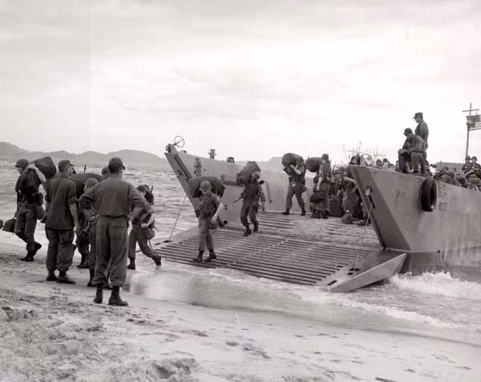 Ngoài ra, binh sĩ trong các đội biệt kích chuyên xâm nhập qua biên giới Lào khi thực hiện nhiệm vụ kéo dài khoảng 4 ngày thường nhận một túi thuốc bao gồm 12 viên darvon (một dạng thuốc giảm đau nhẹ), 24 viên codeine (thuốc giảm đau có nguồn gốc từ thuốc phiện) và 6 viên dexedrine. Trước khi lên đường làm nhiệm vụ dài ngày, binh sĩ Mỹ thuộc các đơn vị đặc biệt còn được tiêm thuốc kích thích steroid.