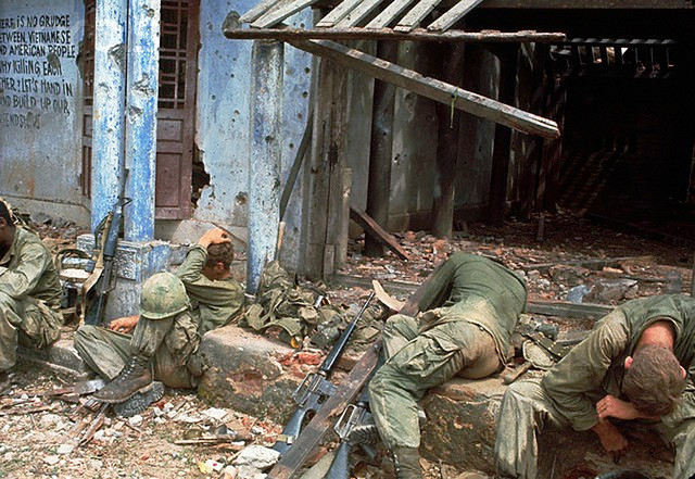 Sự mệt mỏi, kiệt sức thể hiện rõ trên những người lính Mỹ nằm ngủ ngay tại khu vực những ngôi nhà bị phá hủy trong chiến tranh. Ảnh chụp tại Quảng Trị năm 1968.