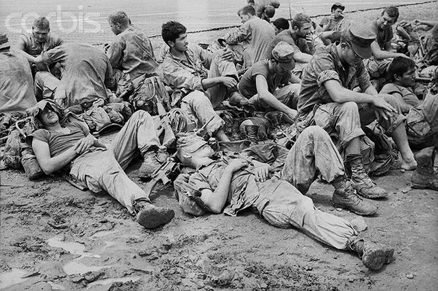 Trong khi một số lính Mỹ ngồi đăm chiêu thì số còn lại nằm ngủ ngay trên nền đất ẩm ướt trong lúc chờ hành quân đến Quảng Trị năm 1969.