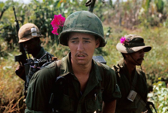 Gương mặt của người lính Mỹ lộ rõ sự mệt mỏi khi đi tiền trạm, tạo lập tuyến tuần tra. Ảnh chụp tại khu vực phía Tây Nam Sài Gòn, gần biên giới với Campuchia ngày 23/1/1970.