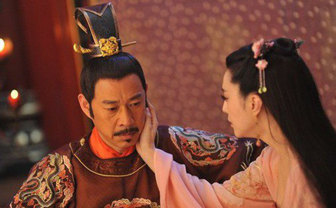 Trên thực tế, hoàng đế muốn ân ái với phi tần nào đều phải tuân theo chế độ thị tẩm là lật thẻ bài.