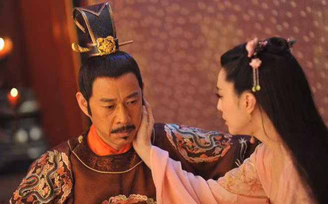 Trên thực tế, hoàng đế muốn ân ái với phi tần nào đều phải tuân theo chế độ thị tẩm là lật thẻ bài.