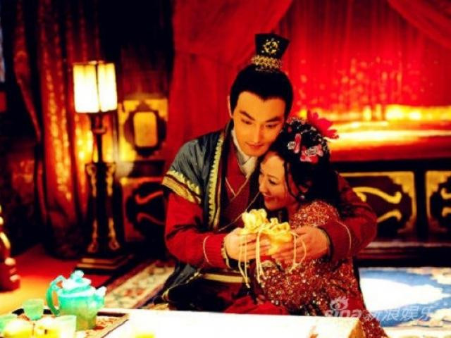 Mỗi phi tần có một thẻ bài ghi tên mình. Thẻ bài của các phi tần được thái giám trình lên. Nếu muốn một phi tần nào hầu hạ thì nhà vua sẽ úp thẻ bài của người đó xuống.