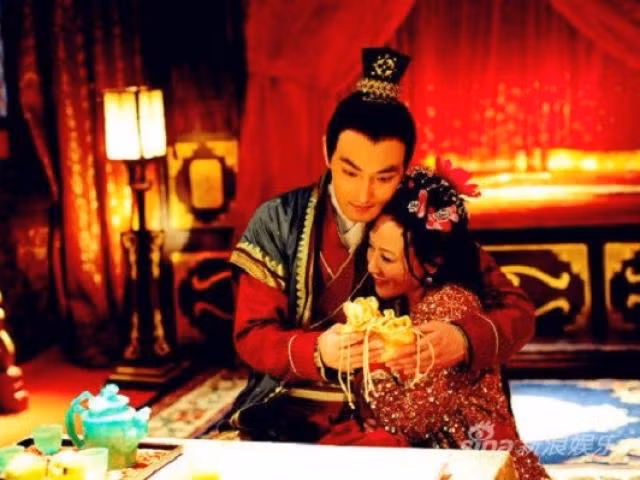 Mỗi phi tần có một thẻ bài ghi tên mình. Thẻ bài của các phi tần được thái giám trình lên. Nếu muốn một phi tần nào hầu hạ thì nhà vua sẽ úp thẻ bài của người đó xuống.